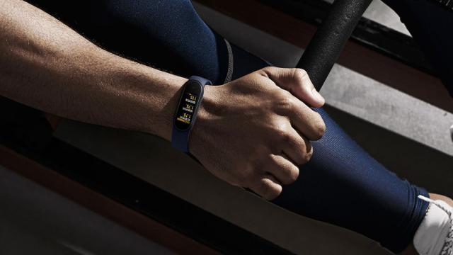 Топ-5 лучших фитнес-браслетов для мужчин в 2025 году: рейтинг редакции Hi-Tech Mail