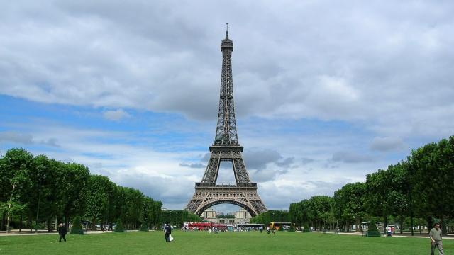 Эйфелева башня каждое лето становится выше: факт, о котором многие не знают