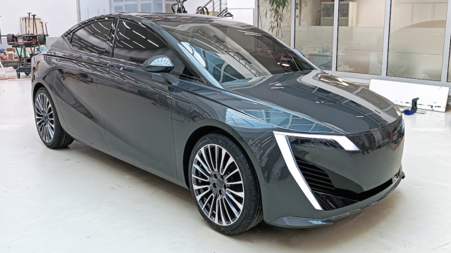 Электромобиль «Молния» и штраф за эмодзи: дайджест новостей науки и технологий