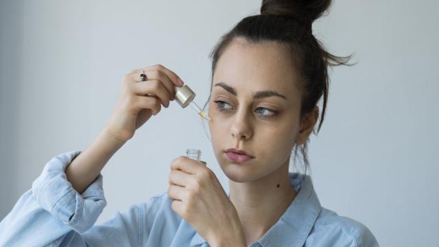 Ученые рассказали, зачем в косметику добавляют куриные эмбрионы