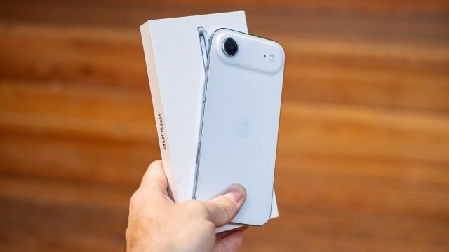 MacBook спас туриста от пули, iPhone Air подешевел: дайджест главных новостей 9 октября