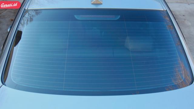 Для чего на заднем стекле автомобиля нужны линии?