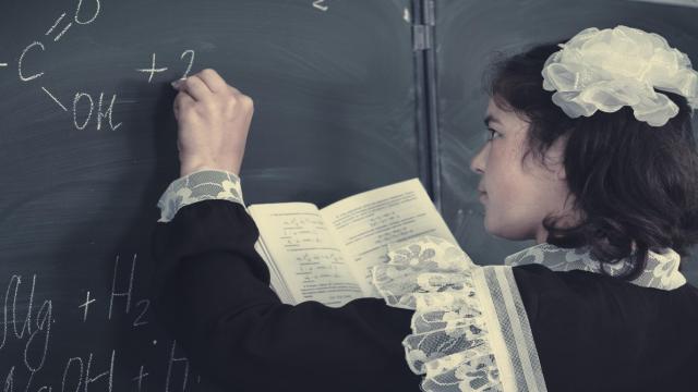 Почему большинство людей пишут правой рукой, а левшей мало?