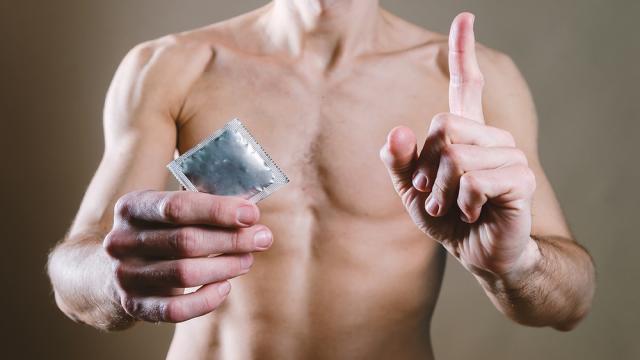 Правда ли, что нельзя пользоваться двумя презервативами сразу: чем это может обернуться