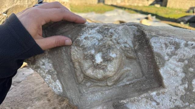 Археологи нашли редчайшую улыбающуюся Медузу