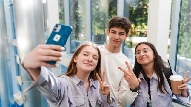 Как социальные связи влияют на алгоритмы рекомендаций: новый подход к контенту