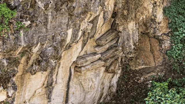 Раскрыта тайна висячих гробов на скалах в Азии. Откуда они появились и зачем