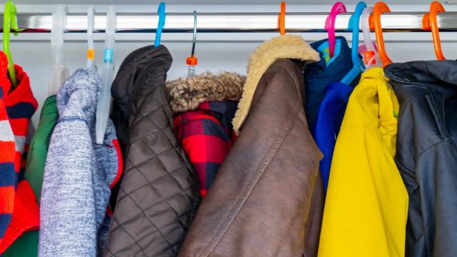 Почему зимой одежда электризуется и бьёт током, а летом — нет