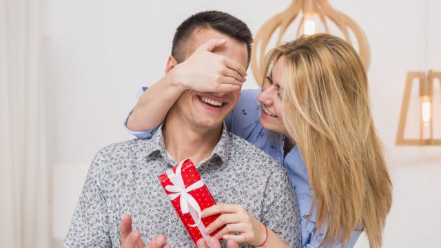 100 идей подарков на 23 февраля: что подарить мужчине в 2026 году
