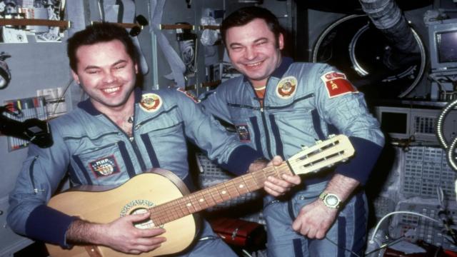 Нужен ли человек в космосе. Или будущее за беспилотной космонавтикой