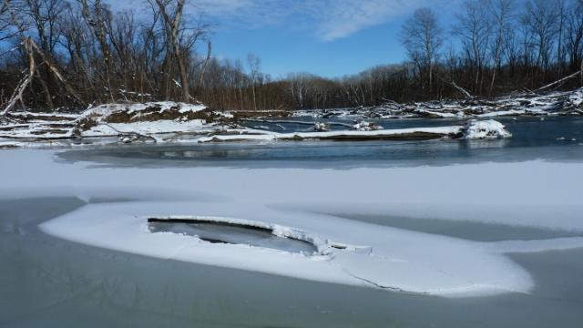 Опасный лёд в феврале: почему он теряет прочность и где нельзя ходить