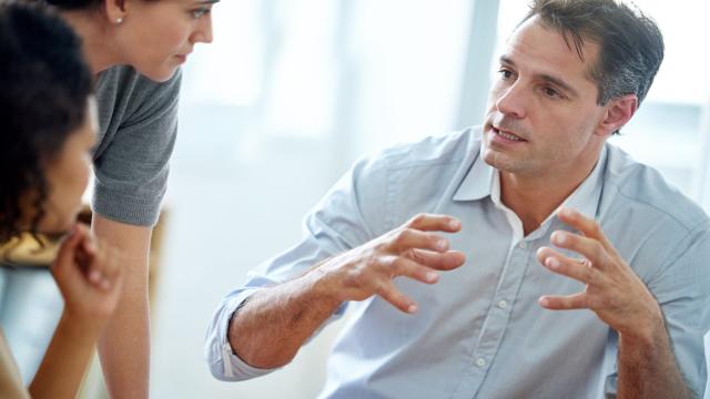 Почему жесты руками делают речь более убедительной: что говорит наука