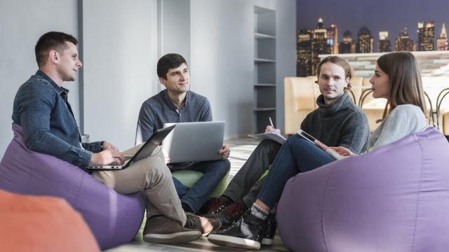 Сплетничать о начальстве оказалось полезно