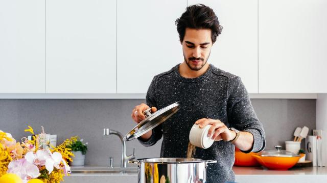 Готовить еду самому полезно: доказано психологами