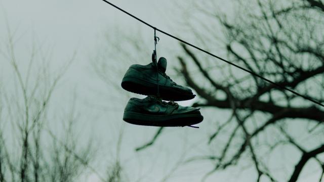 Зачем россияне вешают кроссовки на провода?