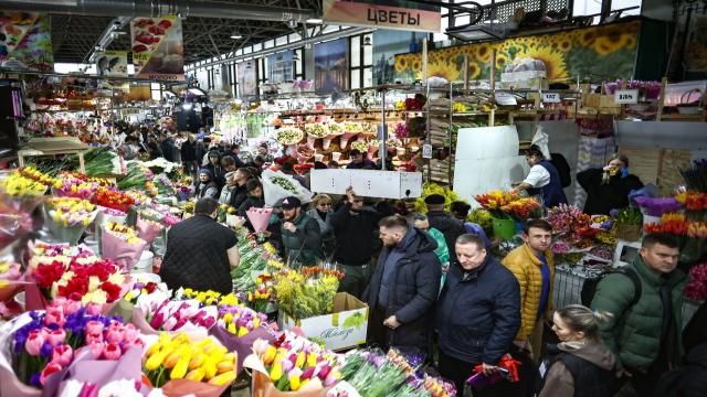 Почему дорожают цветы перед 8 Марта и кто на этом зарабатывает