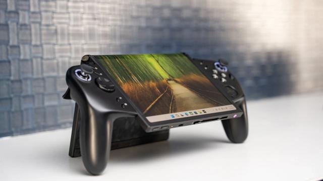 Lenovo представила консоль с гибким экраном Legion Go Fold