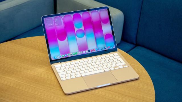 В России существенно подешевел MacBook Neo