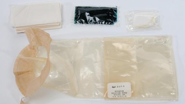 Во время полета на Луну у астронавтов сразу сломался туалет: что они делали?