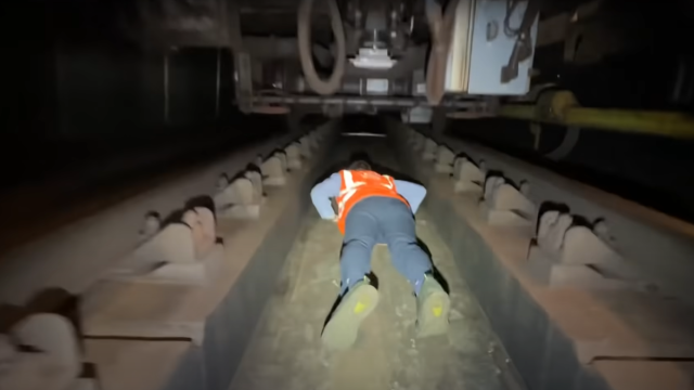 Жизнь на волоске: что делать, если упал на рельсы метро