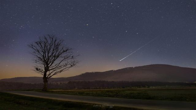 Комета апреля 2026: где увидеть, пока она не исчезла