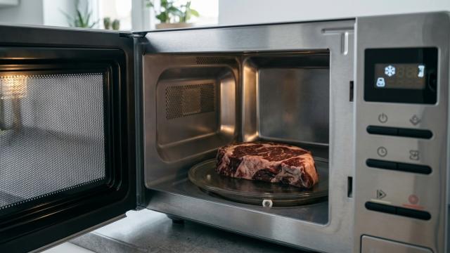 Размораживать мясо в воде можно, но только если знать одно правило