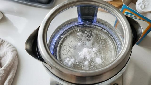 Я попробовал убрать накипь в чайнике народными методами, и вот что получилось