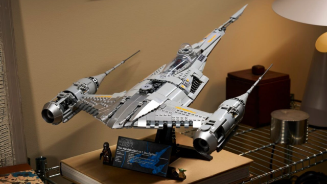 LEGO представила новый набор по «Звездным войнам» и первую металлическую «лего-карточку»