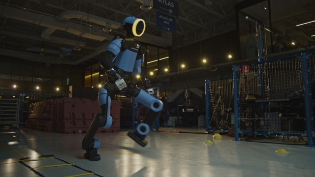 Робот-гуманоид Boston Dynamics научился играть футбол перед ЧМ-2026