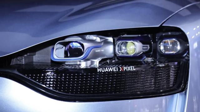 Huawei встроила проектор в фару своего автомобиля