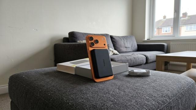 Нашел крутой внешний аккумулятор для iPhone: тонкий, с мощным магнитом и быстрой зарядкой