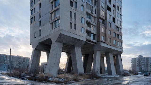 Почему дома в Якутии висят над землей на бетонных опорах?