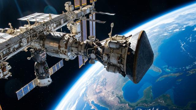 Почему NASA не сожжет МКС на Солнце, а утопит ее в океане