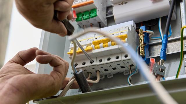 Электромонтаж проводки: что можно сделать своими руками, а что доверить профессионалу