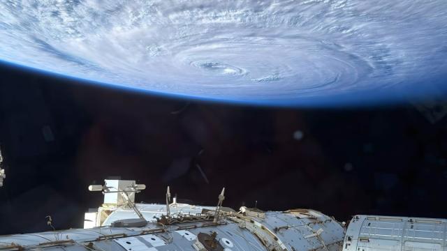 Астронавт NASA запечатлел супертайфун «Дельфин» с борта МКС на iPhone