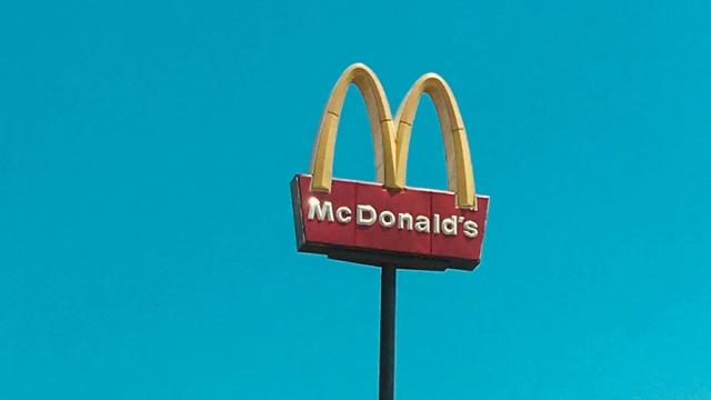 В McDonald's заработал ИИ, который манипулирует ценами на бургеры