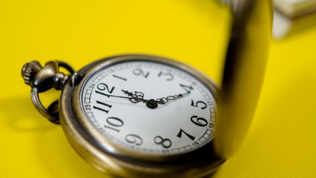 Зачем россияне скупают желтые советские часы