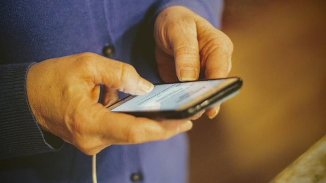 Бабушки и дедушки переводят больше денег внукам, чем внучкам
