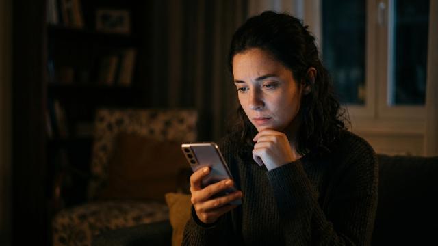 Женщина думала, что переписка с ИИ приватна. Но к ней пришла полиция
