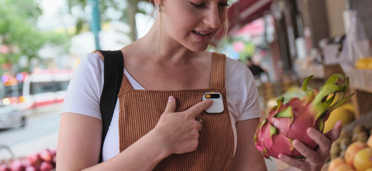 Стартап выходцев из Apple представил нательный гаджет AI Pin с ИИ-помощником