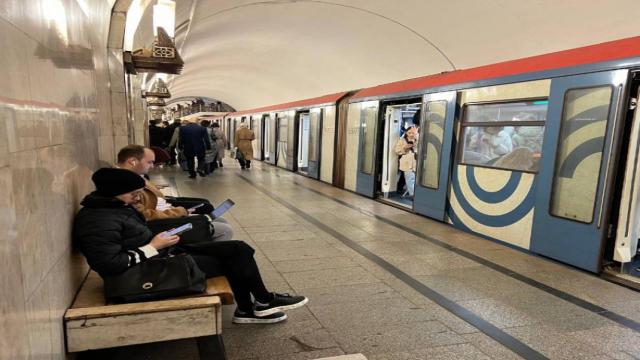 Москвичи в метро стали реже читать и больше работать
