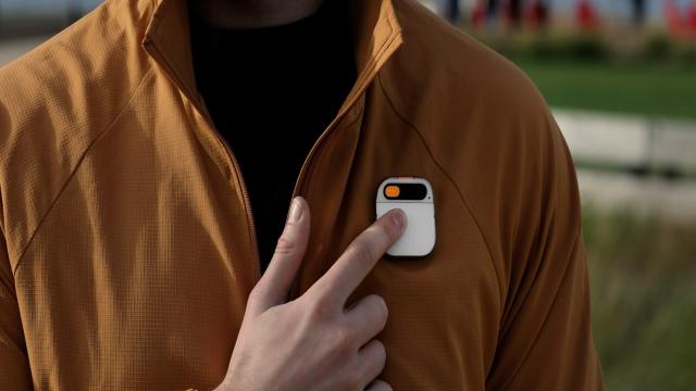 Стартап Humane выходцев из Apple запустил продажи нательного гаджета с ИИ-функциями AI Pin