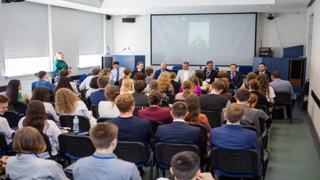 Необходимо создать новую отрасль права: Авито о регулировании метавселенных на Международном молодежном юридическом форуме