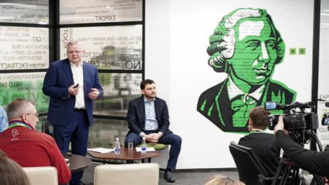 Письмо позвало в дорогу. Михаил Аронсон возглавил ГК «Цифра» вместо Сергея Емельченкова, осужденного по делу «Почты России»