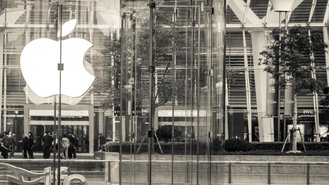 Apple временно прекратила продавать свои гаджеты онлайн