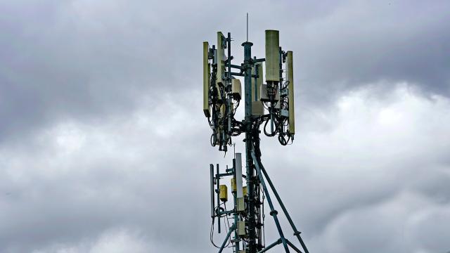 Минцифры попросило снять ограничения на установку базовых станций вблизи жилых домов