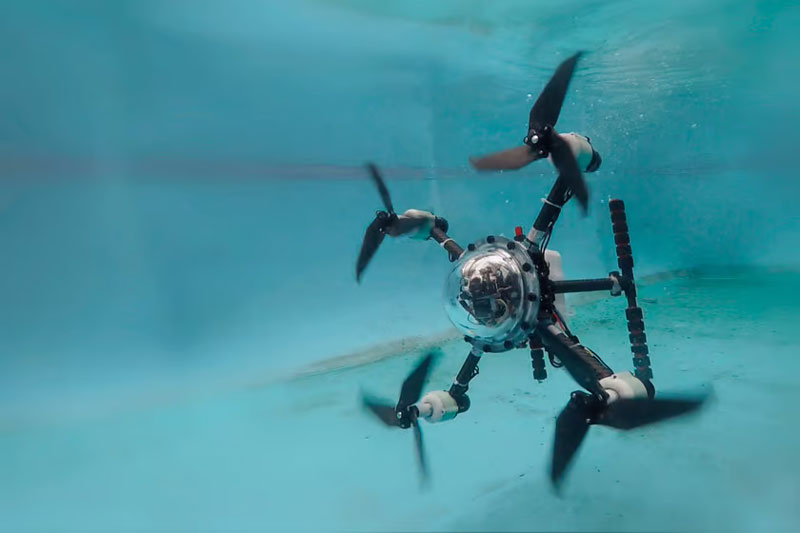 В Китае представлен квадрокоптер, который летает, плавает и ныряет