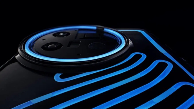 OnePlus показала «ледяной» смартфон с синей подсветкой в духе Nothing Phone (1)