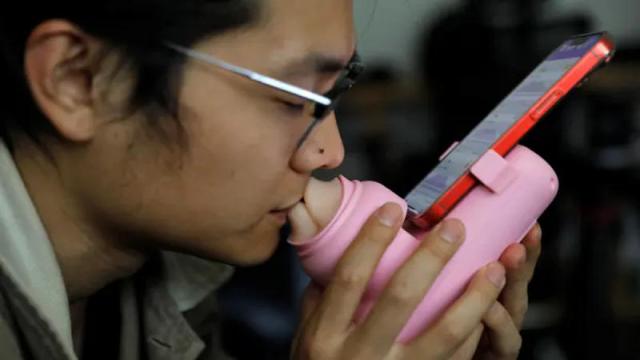 В Китае выпустили жутковатое устройство MUA для поцелуев по удалёнке
