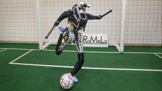 Самый быстрый робот-гуманоид готовится к футбольным соревнованиям (видео)